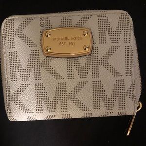 Michael kors vanilla pattern wallet